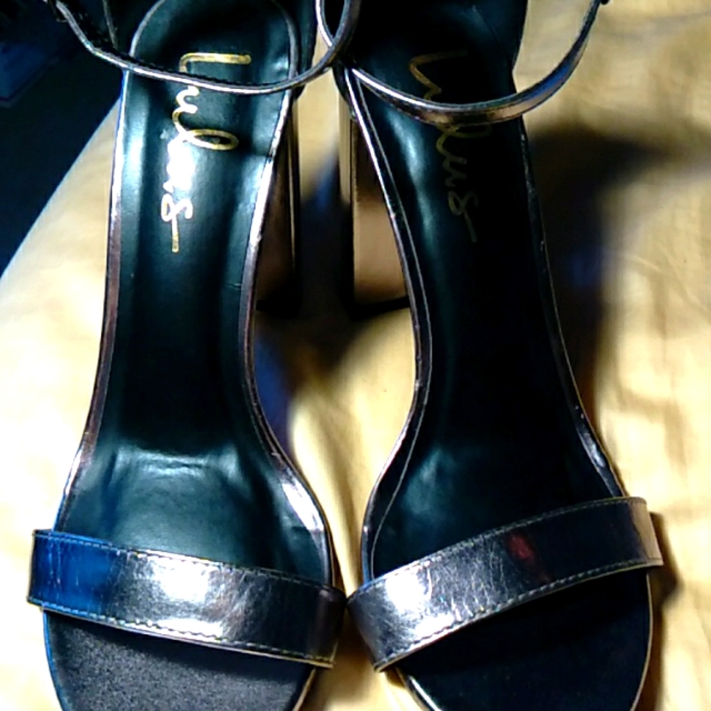 NEW LULUS HIGH HEEL METALLIC CALLED TAYLOR SZ. 8 HEEL 4 IN.